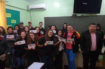 ESCOLA ESTADUAL GENY TELLES COLPANI REALIZA PALESTRA SOBRE EDUCAÇÃO FISCAL E NOTA FISCAL GAUCHA