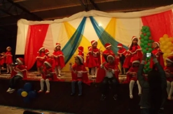 A arte de palco através das crianças de Campinas do Sul