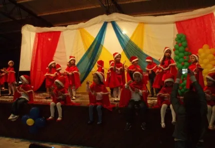 A arte de palco através das crianças de Campinas do Sul